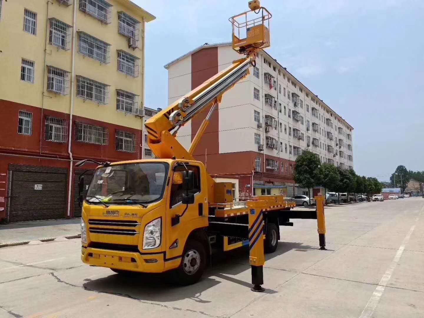 程力集團(tuán)匠心巨制 國(guó)六高端伸縮臂式高空作業(yè)車