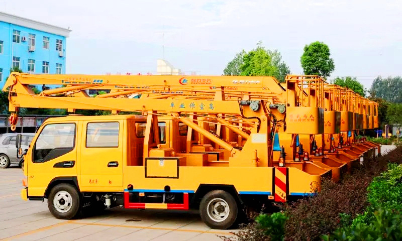 行駛中的高空作業(yè)車需要注意哪些？
