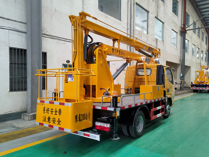 國六東風(fēng)多利卡13.5米藍(lán)牌高空作業(yè)車