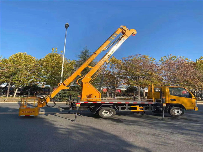 凱馬藍牌汽油發(fā)動機13.5米高空作業(yè)車