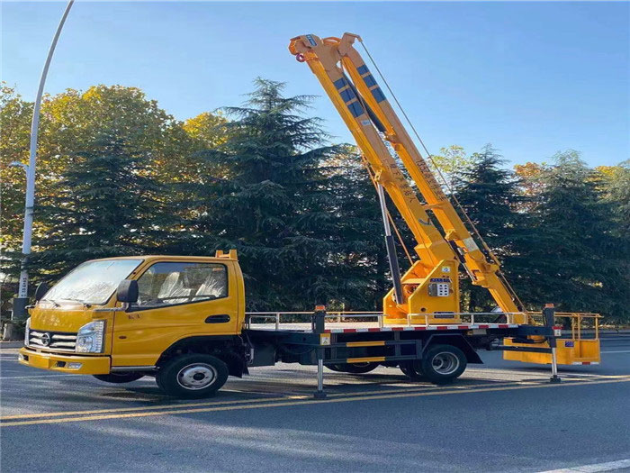 凱馬藍牌汽油發(fā)動機13.5米高空作業(yè)車