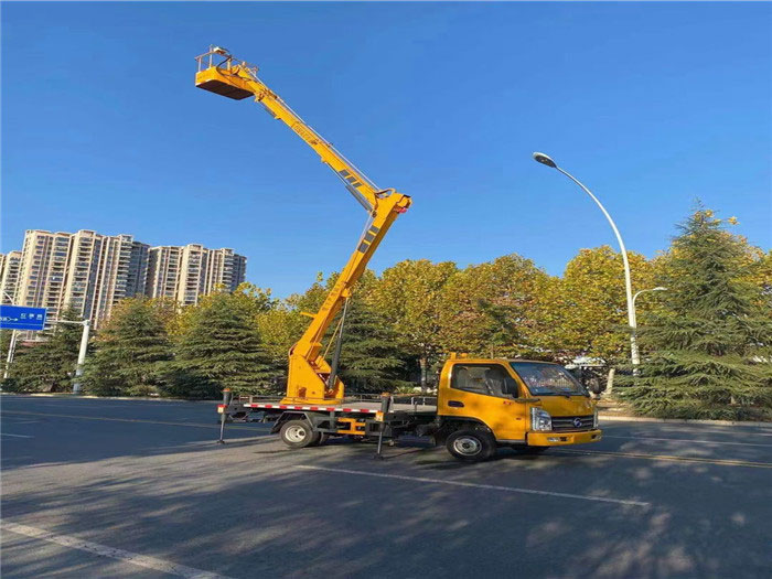 凱馬藍牌汽油發(fā)動機13.5米高空作業(yè)車