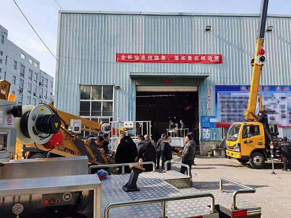 23米27米藍(lán)牌高空作業(yè)車收到很多客戶的青睞