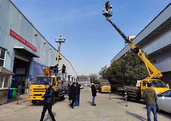 23米27米藍(lán)牌高空作業(yè)車收到很多客戶的青睞