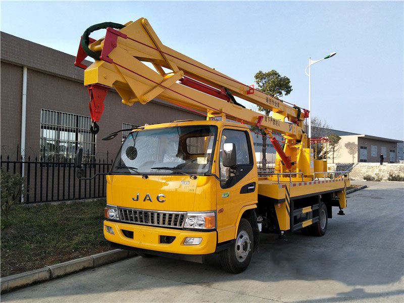 18米折臂高空作業(yè)車交車