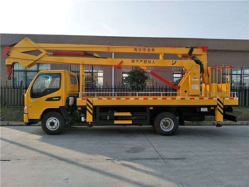18米折臂高空作業(yè)車交車