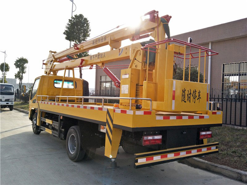 18米折臂高空作業(yè)車交車