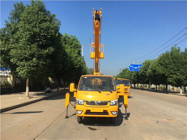 國六藍(lán)牌東風(fēng)途逸13米折臂高空作業(yè)車