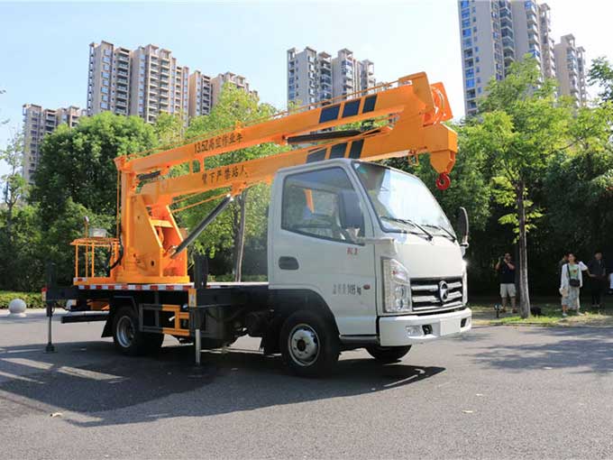 國(guó)六凱馬藍(lán)牌13.5米高空作業(yè)車