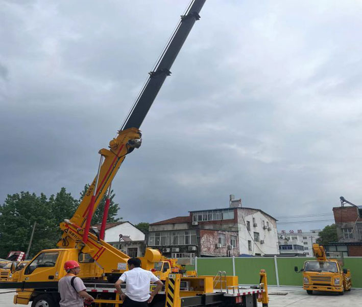 江鈴順達(dá)國六25米27米藍(lán)牌伸縮臂高空作業(yè)車